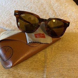 Limited Edition RB 2168 Meteor. Havana color with gradient lens.